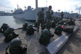 Sejumlah anggota TNI Angkatan Darat melakukan persiapan di dermaga Koarmada II,Surabaya, Jawa Timur, Rabu (8/8). Sebanyak 450 anggota TNI AD dan pasukan dari Korps Marinir TNI AL diberangkatkan menuju Lombok menggunakan KRI Teluk Banten 516 guna membantu pemulihan pascabencana gempa bumi di Lombok, Nusa Tenggara Barat (NTB). Antara Jatim/Didik Suhartono/mas/18.