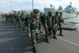 Sejumlah anggota TNI Angkatan Darat berjalan di tepian dermaga di Koarmada II,Surabaya, Jawa Timur, Rabu (8/8). Sebanyak 450 anggota TNI AD dan pasukan dari Korps Marinir TNI AL diberangkatkan menuju Lombok menggunakan KRI Teluk Banten 516 guna membantu pemulihan pascabencana gempa bumi di Lombok, Nusa Tenggara Barat (NTB). Antara Jatim/Didik Suhartono/mas/18.