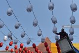 Petugas memasang lampion berwarna merah putih di depan Balai Kota Madiun, Jawa Timur, Kamis (9/8). Pemkot Madiun memasang lampion berwarna merah putih guna menyambut HUT ke-73 Proklamasi Kemerdekaan RI, 17 Agustus 2018. Antara Jatim/Siswowidodo/mas/18.