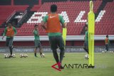 Pesepak bola Timnas U-23 berlatih strategi permainan dalam lanjutan pemusatan latihan (TC) persiapan Asian Games 2018 di Stadion Dipta, Gianyar, Bali, Jumat (3/8). Timnas U-23 melakukan latihan intensif dengan fokus membenahi kekurangan setelah sempat laga uji coba melawan kesebelasan Bali United. Antaranews Bali/Nyoman Budhiana/2018.