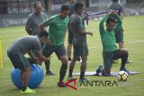 Pesepak bola Timnas U-23, Irfan Jaya (kanan) dan Ricky Fajrin (kedua kiri) melakukan peregangan otot dalam lanjutan pemusatan latihan (TC) persiapan Asian Games 2018 di Stadion Dipta, Gianyar, Bali, Jumat (3/8). Timnas U-23 melakukan latihan intensif dengan fokus membenahi kekurangan setelah sempat laga uji coba melawan kesebelasan Bali United. Antaranews Bali/Nyoman Budhiana/2018.