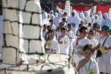 Sejumlah pelajar bersiap melempar kerikil ke replika tiang Jumrah saat latihan manasik haji di lapangan Gogorante, Kediri, Jawa Timur, Sabtu (18/8). Kegiatan yang diikuti pelajar dari sejumlah sekolah TK hingga SD tersebut bertujuan memperkenalkan rukun Islam kelima bagi pelajar sejak dini. Antara Jatim/Prasetia Fauzani/mas/18.