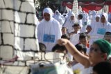 Sejumlah pelajar melempar kerikil ke replika tiang Jumrah saat latihan manasik haji di lapangan Gogorante, Kediri, Jawa Timur, Sabtu (18/8). Kegiatan yang diikuti pelajar dari sejumlah sekolah TK hingga SD tersebut bertujuan memperkenalkan rukun Islam kelima bagi pelajar sejak dini. Antara Jatim/Prasetia Fauzani/mas/18.