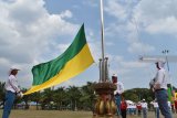 Sejumlah calon pengibar bendera yang tergabung dalam Pasukan Pengibar Bendera Pusaka (Paskibraka) berlatih di Alun-alun Kota Madiun, Jawa Timur, Selasa (7/8). Mereka merupakan pelajar terpilih dari sejumlah sekolah yang dipersiapkan untuk menjadi petugas pengibar bendera merah putih pada upacara Hari Ulang Tahun (HUT) Proklamasi Kemerdekaan RI, 17 Agustus mendatang di tempat yang sama. Antara Jatim/Siswowidodo/mas/18.