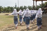 Sejumlah calon pengibar bendera yang tergabung dalam Pasukan Pengibar Bendera Pusaka (Paskibraka) berlatih di Alun-alun Kota Madiun, Jawa Timur, Selasa (7/8). Mereka merupakan pelajar terpilih dari sejumlah sekolah yang dipersiapkan untuk menjadi petugas pengibar bendera merah putih pada upacara Hari Ulang Tahun (HUT) Proklamasi Kemerdekaan RI, 17 Agustus mendatang di tempat yang sama. Antara Jatim/Siswowidodo/mas/18.