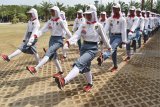 Sejumlah calon pengibar bendera yang tergabung dalam Pasukan Pengibar Bendera Pusaka (Paskibraka) berlatih di Alun-alun Kota Madiun, Jawa Timur, Selasa (7/8). Mereka merupakan pelajar terpilih dari sejumlah sekolah yang dipersiapkan untuk menjadi petugas pengibar bendera merah putih pada upacara Hari Ulang Tahun (HUT) Proklamasi Kemerdekaan RI, 17 Agustus mendatang di tempat yang sama. Antara Jatim/Siswowidodo/mas/18.