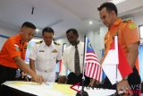 Kepala Kantor Pencarian dan Pertolongan Medan Toto Mulyono (kiri) Direktur Kesiapsiagaan Basarnas Didi Hamzar (kanan) RMNLO Medan Konsulat Jenderal Malaysia A Hamid Abu Bakar (kedua kiri) dan Civil Aviation Authority of Malaysia Air Traffic Control Centre Subang Airport Selangor M Ishak (kedua kanan) melihat peta Selat Malaka saat latihan gabungan SAR Indonesia-Malaysia, di Medan, Sumatera Utara, Rabu (1/8/2018). Latihan gabungan antar dua negara tersebut untuk melatih kesiapsiagaan personel SAR saat melakukan proses pertolongan dan pencarian korban musibah bencana. (ANTARA /Irsan Mulyadi)