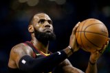 Meski berlatih, Lebron James tak masuk daftar bertanding