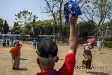 Siswa tunanetra mengikuti lomba balap karung di sekolah Panti Sosial Bina Netra (PSBN) Wyataguna, Bandung, Jawa Barat, Jumat (28/7). Perlombaan tersebut dalam rangka memperingati HUT ke-73 RI. ANTARA JABAR/M Ibnu Chazar/agr/18.