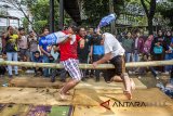 Siswa tunanetra bermain pukul bantal di sekolah Panti Sosial Bina Netra (PSBN) Wyataguna, Bandung, Jawa Barat, Jumat (28/7). Perlombaan tersebut dalam rangka memperingati HUT ke-73 RI. ANTARA JABAR/M Ibnu Chazar/agr/18.
