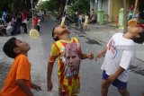 Anak-anak mengikuti lomba makan krupuk di desa Beran, Ngawi, Jawa Timur, Sabtu (11/8). Sejumlah daerah mulai menggelar lomba-lomba untuk memeriahkan HUT Kemerdekaan RI yang ke-73. Antara Jatim/Ari Bowo Sucipto/mas/18.