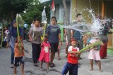 Anak-anak mengikuti lomba pukul air di desa Beran, Ngawi, Jawa Timur, Sabtu (11/8). Sejumlah daerah mulai menggelar lomba-lomba untuk memeriahkan HUT Kemerdekaan RI yang ke-73. Antara Jatim/Ari Bowo Sucipto/mas/18.