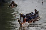 Peserta memacu kecepatan saat mengikuti lomba dayung perahu naga di Sungai Kalimas, Surabaya, Jawa Timur, Sabtu (25/8). Lomba yang diikuti 25 peserta dari berbagai komunitas dayung tersebut guna mencari bibit atlet dayung terbaik sekaligus dalam rangka memperingati HUT Ke-73 Republik Indonesia. Antara Jatim/Moch Asim/18.