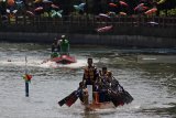 Peserta memacu kecepatan saat mengikuti lomba dayung perahu naga di Sungai Kalimas, Surabaya, Jawa Timur, Sabtu (25/8). Lomba yang diikuti 25 peserta dari berbagai komunitas dayung tersebut guna mencari bibit atlet dayung terbaik sekaligus dalam rangka memperingati HUT Ke-73 Republik Indonesia. Antara Jatim/Moch Asim/18.