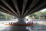 Peserta memacu kecepatan saat mengikuti lomba dayung perahu naga di Sungai Kalimas, Surabaya, Jawa Timur, Sabtu (25/8). Lomba yang diikuti 25 peserta dari berbagai komunitas dayung tersebut guna mencari bibit atlet dayung terbaik sekaligus dalam rangka memperingati HUT Ke-73 Republik Indonesia. Antara Jatim/Moch Asim/18.