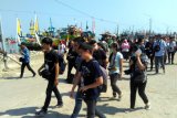 Sejumlah mahasiswa dari berbagai perguruan tinggi di Jawa Timur, berjalan usai mengambil objek foto di Tempat Pelelangan Ikan (TPI) Palang, Kecamatan Palang, Tuban, Minggu (26/8). Lomba fotografi yang digelar Unirow bekerja sama dengan BPSMI Jatim dalam Pekan Seni Mahasiswa Daerah (Peksimida) XIV  untuk juara I akan mewakili Jatim, dalam Pekan Seni Mahasiswa Tingkat Nasional XIV di Yogyakarta, pada Oktober. 