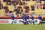 Pesepak bola Malaysia U-16 melakukan selebrasi usai Alif Daniel Abddul Aziz (kiri) mencetak gol ke gawang Myanmar U-16 dalam pertandingan perebutan juara ketiga di Stadion Gelora Delta Sidoarjo, Jawa Timur, Sabtu (11/8). Malaysia U-16 menang atas Myanmar U-16 dengan skor 1-0 dan berhak menjadi juara ketiga. Antara Jatim/M Risyal Hidayat/18