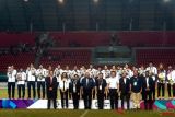  Tim sepak bola wanita Jepang berfoto bersama usai meraih medali emas dalam pertandingan melawan Cina dengan skor 1-0 pada Asian Games 2018 di Stadion Jakabaring, Palembang, Sumatera Selatan, Indonesia, Jumat (31/8/2018). (ANTARA FOTO/INASGOC/Sutanta Aditya)