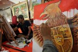 Sejumlah seniman membuat karya lukisan saat acara Melukis Bersama di Surabaya, Jawa Timur, Kamis (16/8). Kegiatan yang diikuti 20 pelukis dari berbagai daerah di Jawa Timur tersebut merupakan bentuk ekspresi para seniman dalam merefleksikan HUT Ke-73 Republik Indonesia. Antara Jatim/Moch Asim/18.