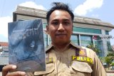 Anggota Inafis (Indonesia Automatic Finger Print Identification System) Polresta Pontianak, Bripka Agung Utomo memperlihatkan buku tulisannya bertajuk 'Memburu Jejak TKP' di Pontianak, Kalbar, Kamis (30/8). Buku tersebut bercerita tentang penyelidikan yang Ia lakukan saat mengolah Tempat Kejadian Perkara sejumlah kasus kejahatan seperti pembunuhan, perampokan, pencurian dan lainnya yang terjadi di wilayah hukum Polresta Pontianak. ANTARA FOTO Jessica Helena Wuysang/18