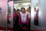 Menteri Badan Usaha Milik Negara (BUMN) Rini Soemarno keluar dari KRL saat kunjungan ke Stasiun Bogor, Kota Bogor, Jawa Barat, Sabtu (18/8/2018). Kunjungan tersebut untuk mengetahui kelancaran jalur kereta serta fasilitas di stasiun. (ANTARA FOTO/Yulius Satria Wijaya)