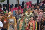 Menteri Pariwisata Arief Yahya (tengah), dan Istri Poni Iravati (kanan), Bupati Jember Faida (kiri), saat menghadiri Jember Fashion Carnval di Jember, Jawa Timur, Minggu (12/8). Arief Yahya menyebut Kabupaten Jember sebagai Kota Karnaval yang menjadi destinasi wisata karnaval di Indonesia. Antara Jatim/Seno/mas/18.