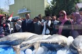 Menteri Kelautan dan Perikanan Susi Pudjiastuti (kedua kanan) berbicang dengan Pimpinan Pondok Modern Darussalam Gontor, Hasan Abdullah Sahal (keempat kanan) di dekat ikan tuna saat melakukan kunjungan ke Pondok Gontor, Ponorogo, Jawa Timur, Selasa (31/7). Kunjungan Menteri Susi Pudjiastuti ke pondok tersebut untuk bersilaturahmi dan memberikan bantuan ikan tuna sebanyak lima ton. Antara jatim/Siswowidodo/18