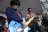 Personel grup band White Shoes And The Couples Company,  Yusmario Farabi (gitar) dan Ricky Firgana (bass) mengiringi lagu berjudul Kisah Dari Selatan Jakarta di depan para penumpang kereta api  di Stasiun Kotabaru, Malang, Jawa Timur, Sabtu (4/8). Pagelaran musik di stasiun tersebut untuk memeriahkan Musik Folk Festival yang berlangsung selama tiga hari. Antara Jatim/Ari Bowo Sucipto/zk/18.