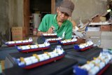 Perajin menyelesaikan pembuatan miniatur kapal Tanker di industri rumahan kawasan Ketegan, Tanggulangin, Sidoarjo, Jawa Timur, Sabtu (25/8). Miniatur kapal tersebut dijual dengan harga berkisar Rp500.000 sampai Rp1.000.000 tergantung ukuran dan kesulitannya. Antara Jatim/Umarul Faruq/mas/18.