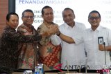 Plt Direktur Utama PT Askrindo (Persero) Sabdono (kedua kiri), Direktur Utama PT Industri Kapal Indonesia (Persero) Edy Widarto (tengah), Plt. Direktur Utama PT Surabaya Industrial Estate Rungkut (PT SIER) Fattah Hidayat (kedua kanan), Direktur Operasional Komersil PT Askrindo (Persero) Dwi Agus Sumarsono (kiri) dan Direktur PT Surabaya Industrial Estate Rungkut (PT SIER) Agus Hendardi (kanan) bertumpu tangan seusai penandatanganan kerja sama terkait optimalisasi bisnis di Jakarta, Rabu (8/8/2018). Kerja sama tersebut bertujuan untuk memanfaatkan jasa dan produk asuransi bagi kawasan industri galangan kapal dan kawasan industri estate. (ANTARA FOTO/Rivan Awal Lingga) 