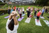 Peserta melakukan gerakan senam yoga saat 