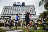 Peserta melakukan gerakan senam yoga saat 