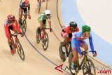 Atlet balap sepeda Indonesia Nandra Eko Wahyudi (kiri) bertanding pada Scratch Race Omnium Putra Balap Sepeda Trek Asian Games ke-18 Tahun 2018 di Velodrome Rawamangun, Jakarta, Kamis (30/8/2018). Mohammad Ganjkhanlou dari Iran berhasil menduduki peringkat pertama di nomor ini. (ANTARA FOTO/INASGOC/Eka Nickmatulhuda)