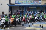 Warga mengikuti ujian praktek pembuatan Surat Ijin Mengemudi (SIM) di Polres Kediri, Jawa Timur, Senin (20/8). Tim satuan tugas sapu bersih pungutan liar (Saber Pungli) Mabes Polri melakukan operasi tangkap tangan (ott) dengan memeriksa 1 perwira, 13 orang anggota polisi, 1 orang pegawai bank, 6 orang Pegawai Negeri Sipil dan petugas harian lepas, sekaligus mengamankan barang bukti sejumlah uang terkait pungli pemohon SIM sebesar Rp500 - Rp650 ribu per orang di Satuan Penerbit Administrasi SIM Polres Kediri. Antara Jatim/Prasetia Fauzani/mas/18.