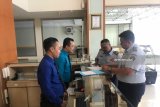 Petugas pengawasan dan penindakan keimigrasian (Wasdakim) Kantor Imigrasi Kelas II Blitar saat melakukan sosialisasi sekaligus pendataan orang asing di sejumlah penginapan di Blitar, Jawa Timur, Selasa (27/8). Imigrasi Blitar terus memperketat pengawasan dan pendataan orang asing melalui aplikasi daring. Antara Jatim/Infokim Blitar/mas/18.