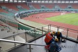 Sejumlah petugas PLN mengecek kelistrikan di Stadion Pakansari, Cibinong, Kabupaten Bogor, Jawa Barat, Selasa (7/8). PT PLN (Persero) menyediakan pasokan listrik secara berlapis guna menjamin pasokan listrik aman selama perhelatan Asian Games 2018. ANTARA JABAR/Yulius Satria Wijaya/agr/18.