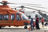 Pengunjung berfoto dengan latar belakang sejumlah helikopter saat Pameran Alutsista TNI-Polri di Lanud Atang Sanjadja, Kota Bogor, Jawa Barat, Sabtu (25/8). Pameran yang merupakan rangkaian Festival Merah Putih memperingati HUT ke-73 Kemerdekaan RI tersebut bertujuan untuk mendekatkan TNI-Polri kepada masyarakat sekaligus edukasi pengetahuan tentang militer. ANTARA JABAR/Arif Firmansyah/agr/18.