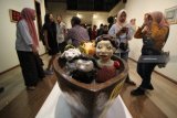 Pengunjung melihat karya seni yang pajang saat pembukaan pameran seni rupa bertajuk 