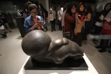 Pengunjung melihat patung berjudul Menggodamu karya Adi Gunawan saat pembukaan pameran seni rupa bertajuk 