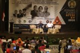 Menristekdikti Mohamad Nasir (kiri) didampingi moderator Ketua DPN Asosiasi Fakultas Ekonomi dan Bisnis Indonesia (AFEBI) Suharnomo (kanan) menyampaikan pandangan pada Sidang Pleno AFEBI XV Tahun 2018 di Medan, Sumatra Utara, Jumat (3/8/2018). Sidang Pleno yang dihadiri pengurus AFEBI dari berbagai universitas tersebut, Menristekdikti menyampaikan padangan tentang 