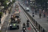 Sejumlah pejuang veteran mengikuti Parade Juang Legiun Veteran Republik Indonesia Kota Bandung di Kawasan Dago, Bandung, Jawa Barat, Minggu (26/8). Acara untuk memperingati hari Veteran Nasional dan mengenang jasa para pejuang sebelum dan sesudah kemerdekaan Indonesia 1945 tersebut juga diramaikan dengan pawai motor dan mobil antik, serta komunitas Sepeda Onthel. ANTARA JABAR/Novrian Arbi/agr/18