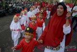Siswa PAUD mengikuti parade Merah Putih guna menyambut HUT RI ke-73 di Taman Kota Lumintang Kota Denpasar, Sabtu (11/8/2018). Parade yang diikuti oleh 3.000 anak-anak di Kota Denpasar yang bertujuan untuk menanamkan rasa cinta tanah air kepada anak sejak dini. ANTARA FOTO/Wira Suryantala/aww/18. 