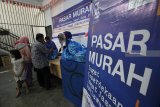 Warga mengantre untuk membeli paket sembako senilai Rp50.000 dengan hanya membayar Rp25.000 saat digelar pasar murah di Surabaya, Jawa Timur, Rabu (15/8). Pasar murah yang diselengarakan oleh PT BFI Finance Indonesia Tbk tersebut guna meringankan beban hidup masyarakat sekaligus menyemarakkan peringatan HUT Ke-73 Republik Indonesia. Antara Jatim/Moch Asim/18.