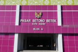 Warga berada di area pasar Setono Betek yang mangkrak di Kota Kediri, Jawa Timur, Rabu (15/8). Pasar tradisional yang selesai dibangun pada tahun 2017 dengan anggaran sebesar Rp45 miliar tersebut belum difungsikan karena menunggu penetapan Peraturan Daerah tentang penambahan penyerapan modal Pemerintah Daerah kepada Perusahaan Daerah (PD) Pasar Kota Kediri. Antara Jatim/Prasetia Fauzani/mas/18.