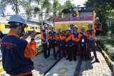 Sejumlah pelajar dari Sumatera Selatan berfoto bersama di depan ‘track motor car’ buatan PT Industri Kereta Api (Inka) pesanan Kemenhub saat mengikuti kegiatan Siswa Mengenal Nusantara di PT Inka Madiun, Jawa Timur, Rabu (15/8). Sebanyak 23 pelajar SMA dan SMK didampingi 12 orang guru dari Provinsi Sumatera Selatan mengikuti kegiatan yang merupakan Program BUMN Hadir Untuk Negeri 2018 di Jawa Timur, antara lain mengunjungi PT Inka. Antara Jatim/Siswowidodo/mas/18.