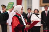 Hakim Mahkamah Konstitusi Enny Nurbaningsih mengucapkan sumpah jabatan saat pelantikan di Istana Negara, Jakarta, Senin (13/8/2018). Guru Besar Tata Negara Universitas Gadjah Mada Yogyakarta yang juga Kepala Badan Pembinaan Hukum Nasional Kemenkumham, Enny Nurbaningsih, dilantik menjadi Hakim MK perwakilan pemerintah, menggantikan Maria Farida yang berakhir masa jabatannya. ANTARA FOTO/Puspa Perwitasari/kye/18