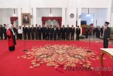 Presiden Joko Widodo (kanan) melantik Hakim Mahkamah Konstitusi Enny Nurbaningsih (kiri) di Istana Negara, Jakarta, Senin (13/8/2018). Guru Besar Tata Negara Universitas Gadjah Mada Yogyakarta yang juga Kepala Badan Pembinaan Hukum Nasional Kemenkumham, Enny Nurbaningsih, dilantik menjadi Hakim MK perwakilan pemerintah, menggantikan Maria Farida yang berakhir masa jabatannya. ANTARA FOTO/Puspa Perwitasari/kye/18