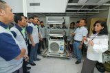 Sejumlah pelaku usaha jasa perbaikan dan perawatan penyejuk ruangan (AC) menyimak penjelasan Engineering and Technical Support Manager PT Daikin Airconditioning Indonesia cabang Surabaya Zainul Fariqin (kedua kanan) yang didampingi Kepala Departemen Program Kemitraan dan Bina Lingkungan (PKBL) PT Surabaya Industrial Estate Rungkut (SIER) Sri Priharti (kanan) saat pelatihan perbaikan dan perawatan penyejuk ruangan (AC) di Surabaya, Jawa Timur, Jumat (31/8). Pemberian dukungan permodalan dan pelatihan pada sejumlah pelaku jasa perbaikan dan perawatan penyejuk ruangan (AC) yang dilakukan oleh PT Surabaya Industrial Estate Rungkut (SIER) bekerjasama dengan PT Permodalan Nasional Madani (Persero) itu bertujuan untuk meningkatkan ketrampilan serta peningkatan dalam usaha jasa mereka. Antara Jatim/Didik Suhartono/mas/18.