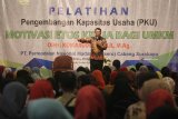 Motivator Spiritual Komarudin Chalil menyampaikan materi kepada peserta dalam pelatihan Pengembangan Kapasitas Usaha (PKU) untuk nasabah Permodalan Nasional Madani (PNM) di Surabaya, Jawa Timur, Sabtu (25/8). Kegiatan yang diikuti ratusan nasabah PNM baik dari UlaMM maupun Mekar tersebut bertujuan untuk memberikan motivasi dan menanamkan kepercayaan diri kepada pelaku UMKM agar usaha mereka menjadi lebih berkembang. Antara Jatim/Moch Asim/18.