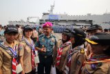 Kepala Dinas Pembinaan Potensi Maritim TNI AL (Kadispotmar) Brigjen TNI (Mar) Bambang Sutrisno (ketiga kiri) berbincang dengan pelajar disela-sela acara pelepasan Pelayaran Lingkar Nusantara (Pelantara) 8 dan Bakti Bela Negara 2018 di Dermaga Ujung, Koarmada II, Surabaya, Jawa Timur, Rabu (29/8). Kegiatan yang diikuti 500 mahasiswa dan pelajar dari berbagai provinsi di Indonesia bersama personel TNI Angkatan Laut tersebut merupakan ajang pembinaan yang bertujuan menumbuhkan karakter disiplin, cinta bahari dan Indonesia. Antara Jatim/Moch Asim/18